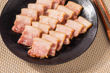 오랜 시간 훈연하여 만든 바베큐 삼겹살