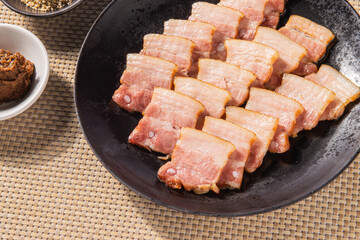 오랜 시간 훈연하여 만든 바베큐 삼겹살