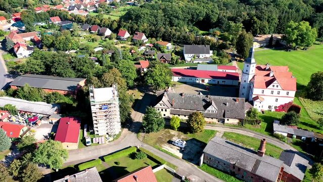 Drohnenaufnahme, Drohnenflug, Schloss Demerthin mit Schlossturm, Wohnmobil beim Wildcamping auf einem Parkplatz, Gumtow, Brandenburg, Deutschland