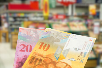 Ein Supermarkt in der Schweiz und Geld Schweizer Franken CHF