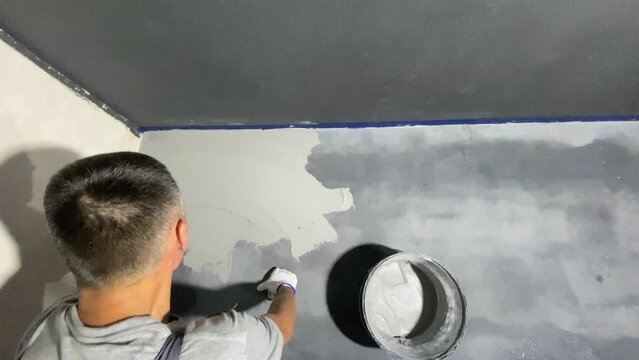 Applying a decorative microcement coating to the floor
