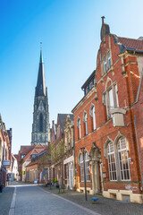 Blick durch eine Häuserzeile auf den Ludgerus-Dom in Billerbeck, Münsterland, Nordrhein-Westfalen