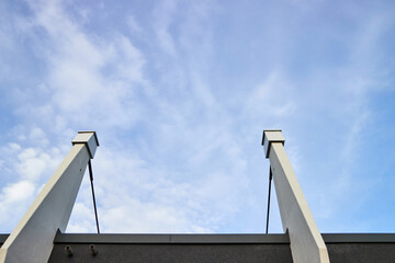 Industrielle Architektur mit Strukturputz und Streben