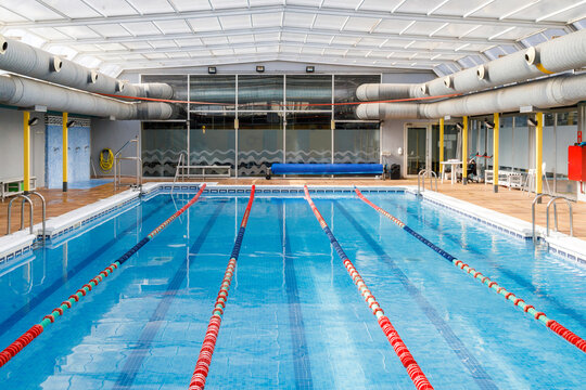 Empty pool with swimming lane maker