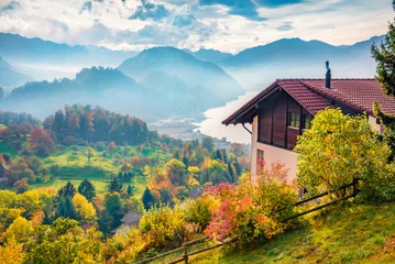 Foto op Plexiglas Mistige ochtendmening van Stansstad-dorp, Zwitserland, Europa. Frisse herfstscène van het meer van Luzern. Schitterend landschap van de Zwitserse Alpen. Reizende concept achtergrond. © Andrew Mayovskyy
