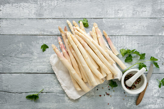Mortar and pestle, parsley and peeled asparagus stalks