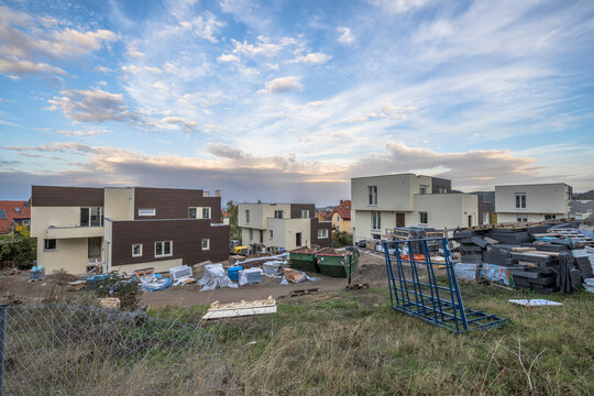 Germany, Saxony-Anhalt, Wernigerode, Construction site in new development area at dusk
