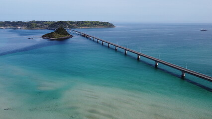 Fototapeta na wymiar 角島大橋　ドローン空撮空からの眺め　角島と青い空とエメラルドグリーンとブルーの海