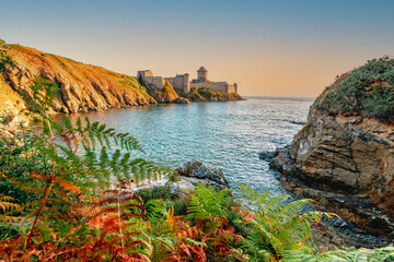 Coucher de soleil sur le fort de la Latte avec un parterre de foug&egrave;res &agrave; l'automne