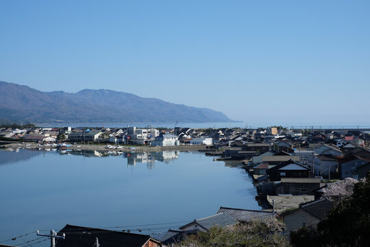 世界遺産候補の佐渡島の街並みと加茂湖