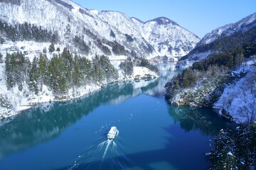 利賀大橋から臨む冬の庄川峡と遊覧船