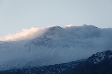 Fototapeta na wymiar L'Etna è un vulcano attivo. La sua morfologia si modifica di continuo per la sua incessante attività eruttiva.