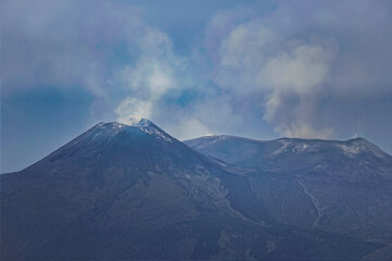 L'Etna &egrave; un vulcano attivo. La sua morfologia si modifica di continuo per la sua incessante attivit&agrave; eruttiva.