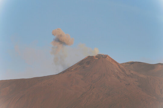 L'Etna &egrave; un vulcano attivo. La sua morfologia si modifica di continuo per la sua incessante attivit&agrave; eruttiva.