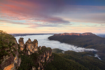 Sonnenaufgang über den drei Schwestern, Katoomba, Blue Mountains, NSW, Australien