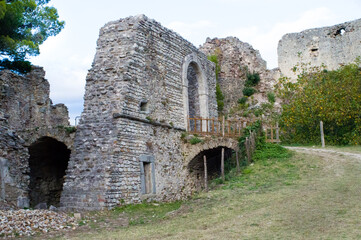 Fototapeta na wymiar Vecchie mura nel verde - Mura storiche - Castello Laviano Campania