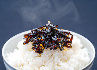 ごま昆布の佃煮がのったご飯
