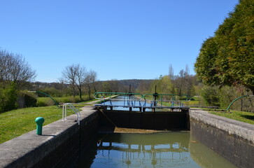 Fototapeta na wymiar Canal de bourgogne passage d'écluse