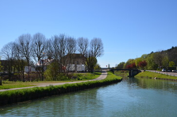 Fototapeta na wymiar Canal de bourgogne navigation plaisance