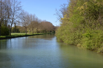Fototapeta na wymiar Paysage canal de Bourgogne navigation plaisance