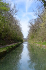 Canal de Bourgogne paysage chemin de halage véloroute navigation plaisance