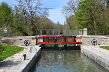 écluse canal de bourgogne navigation plaisance