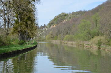 Fototapeta na wymiar Canal de Bourgogne paysage chemin de halage véloroute navigation plaisance