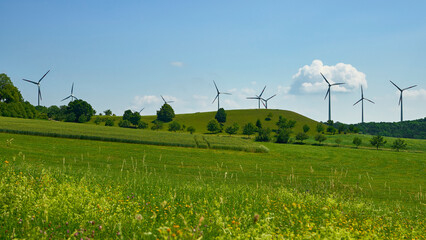 Idyllischer vorbildlicher Windpark auf dem Hahnenkamm in Mittelfranken in Bayern Deutschland - obrazy, fototapety, plakaty