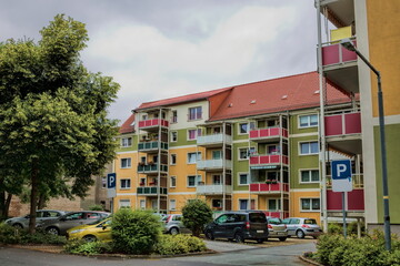 niesky, deutschland - bunte plattenbauten und parkplatz