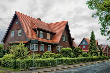 niesky, deutschland - wohnsiedlung mit holzhäusern