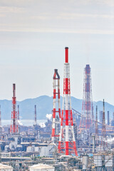 コンビナートの煙突｜縦位置