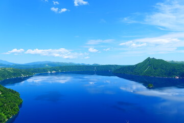 Naklejka na ściany i meble 阿寒摩周国立公園。空を映す摩周湖。弟子屈、北海道、日本。6月下旬。