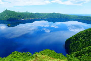 Plakat 阿寒摩周国立公園。空を映す摩周湖。弟子屈、北海道、日本。6月下旬。