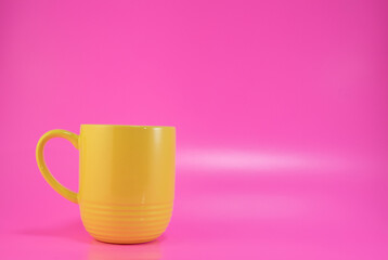 背景素材　可愛い黄色のコーヒーカップ　ピンクバック