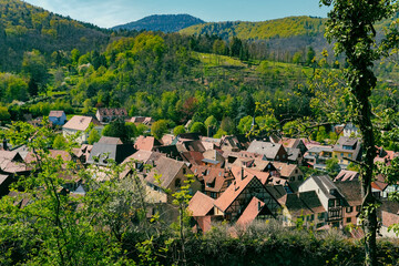 Joli village en Alsace au printemps , Kaysersberg en Alsace