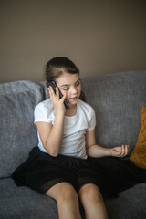 Dziewczynka rozmawiająca przez telefon - obrazy, fototapety, plakaty