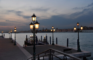 Vista de un muelle de Venecia en el atardecer desde La Giiudecca.