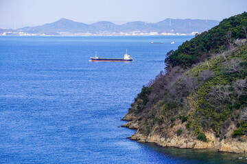 大崎の鼻から瀬戸内海で最も狭い海峡を一望（香川県の五色台北端）