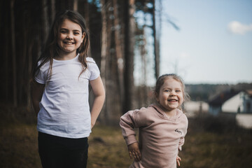 Fototapeta Dwójka dzieci w lesie pozuje do aparatu obraz