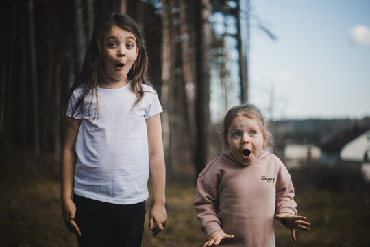 Dzieci robiące minę zaskoczenia