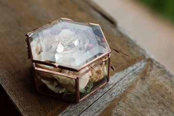 Glass box with flowers decor for wedding rings