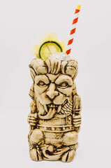 Cocktail de frutas en un vaso con forma de totem