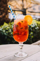 Mojito de fresa con zumo de limon, hielo picado y menta