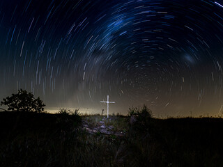 Boa Esperança, Minas Gerais, Brasil: Rastro das estrelas com um crucifixo no cerrado mineiro na...