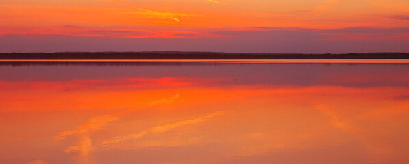 Fototapeta premium Reflection of a beautiful sunset over the water