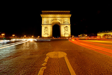 Fototapeta na wymiar Arc de Triomphe bei Nacht