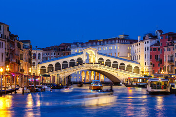 Pont du Rialto de Venise sur le Grand Canal avec gondole voyage vacances vacances ville en Italie