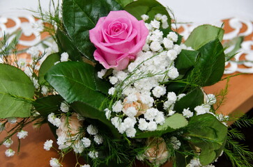Obraz na płótnie Canvas Pink rose with white flowers