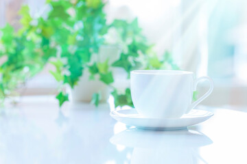 コーヒーカップと朝の光