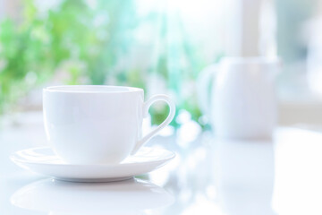 コーヒーカップと朝の光